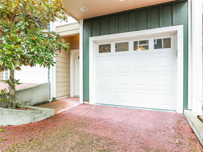 Photo - Bright and inviting townhome located in a charming community in Mountlake Terrace.