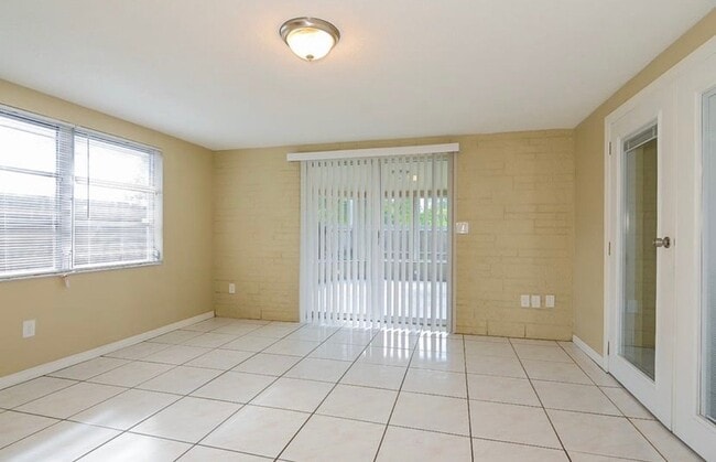Building Photo - 1741 Dartmouth Dr