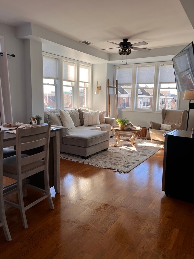 Building Photo - 388 Boush St Unit 323