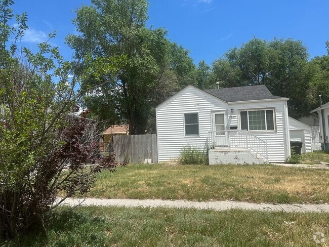 Building Photo - Two Bedroom, One and Half Bathroom Home! F...