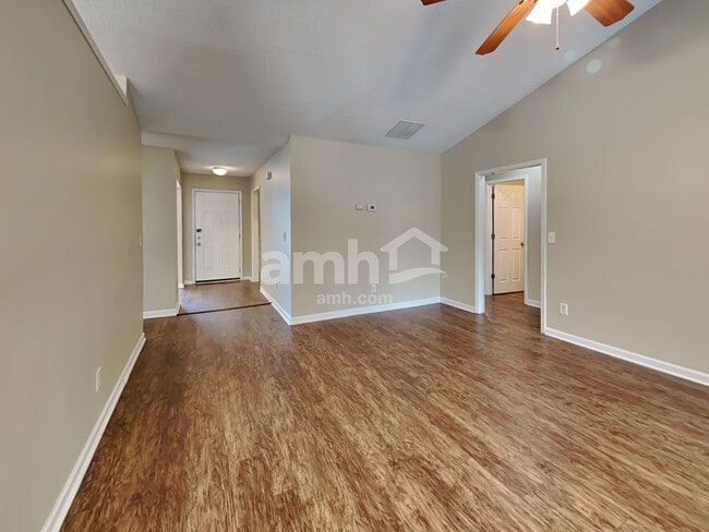 Photo - 3900 Village Main St