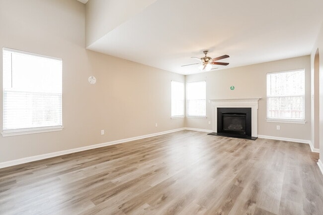 Photo - 230 Appsmill Pl