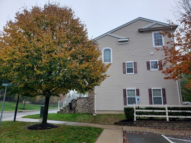 Side View/End Apartamento - 39 Russell Ct