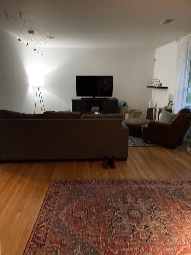 Photo - This gem is situated and Lovely 3BE/2BA on a quiet street in Warner Park