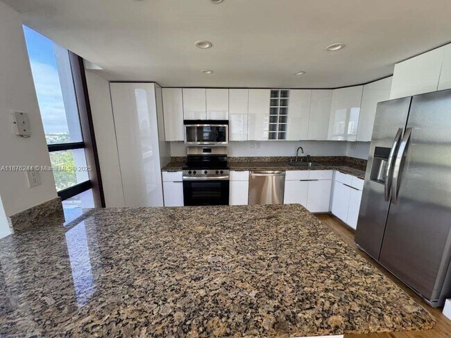 Photo - 600 NE 36th St Unidad 821