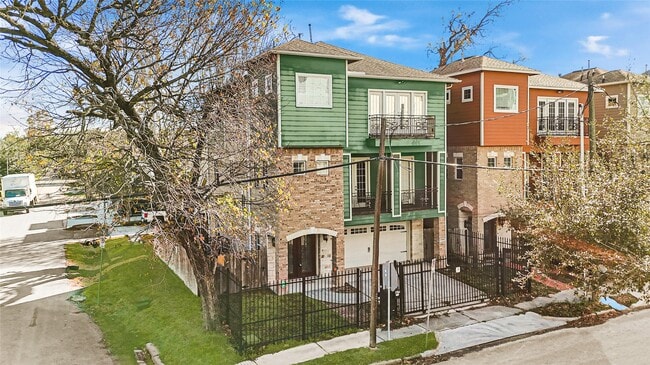 Building Photo - 2736 Cortlandt St