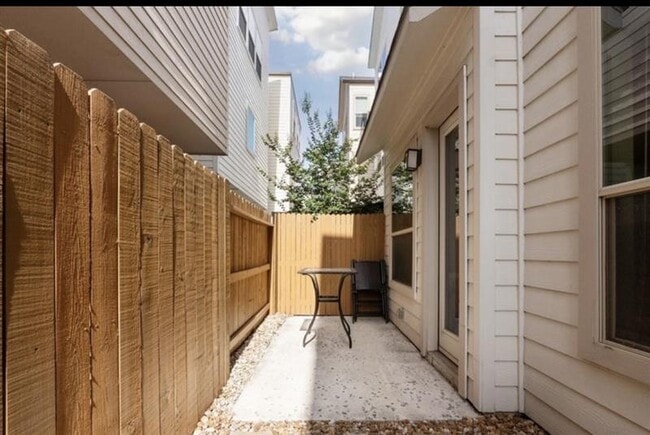 outdoor area - 3839 Harry Wurzbach Rd