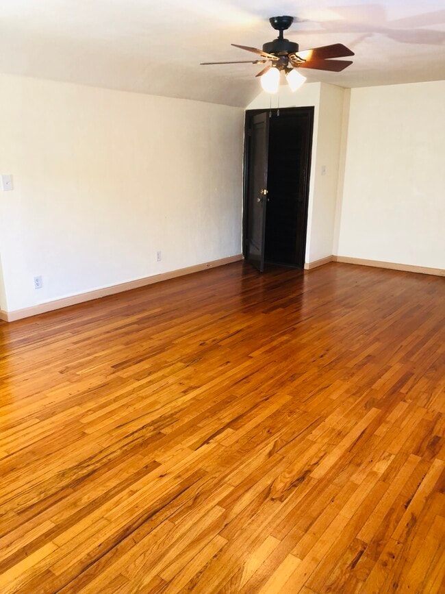 Photo - 735 Lincolnway E