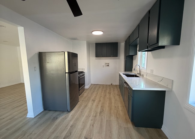 Building Photo - 2600 Gates Ave Unit Apartment #3