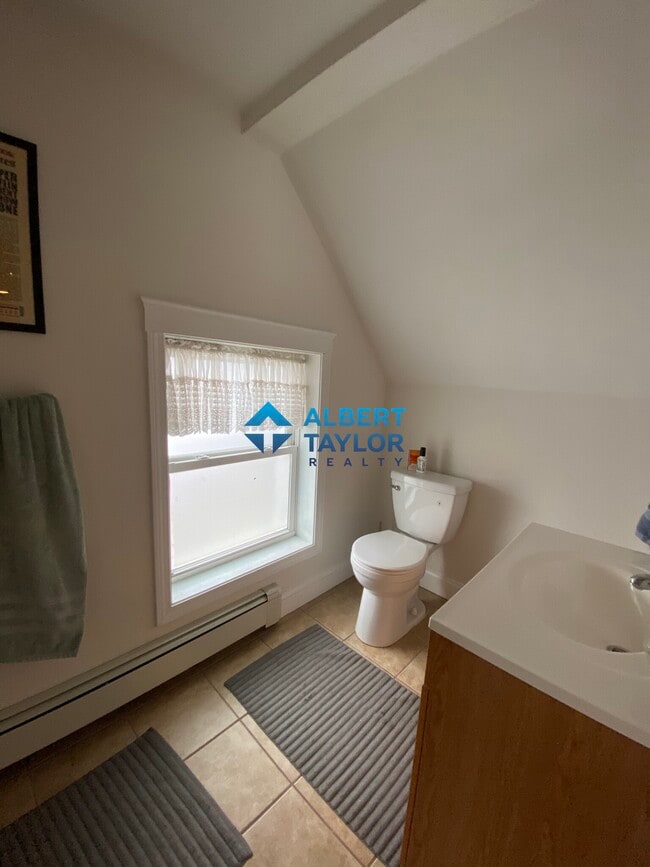 Building Photo - 339 Centre St Unit 3