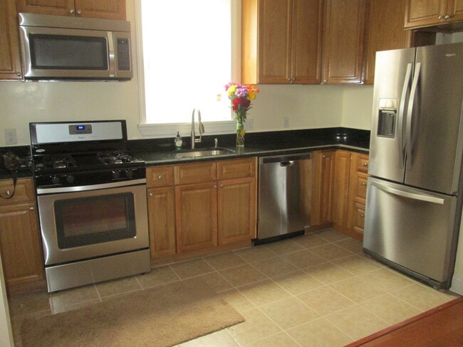 Building Photo - 402 Summit Ave Unit 402 Summit Ave  2 Rental