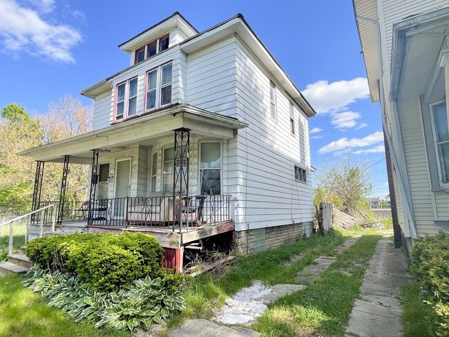 Photo - 227 W Grand St