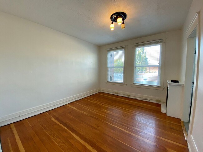 Photo - Cozy Carlton Court Studio with In-Unit Washer/Dryer, Walk-In Closet, Dishwasher! Unidad 200