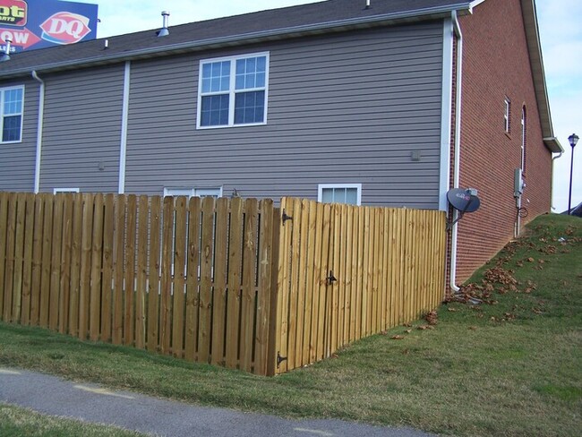 2 bath, 2 car garage townhouse w/ bonus room and fenced yard