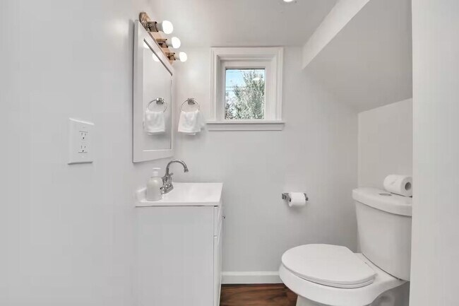 2002 Rosewood St