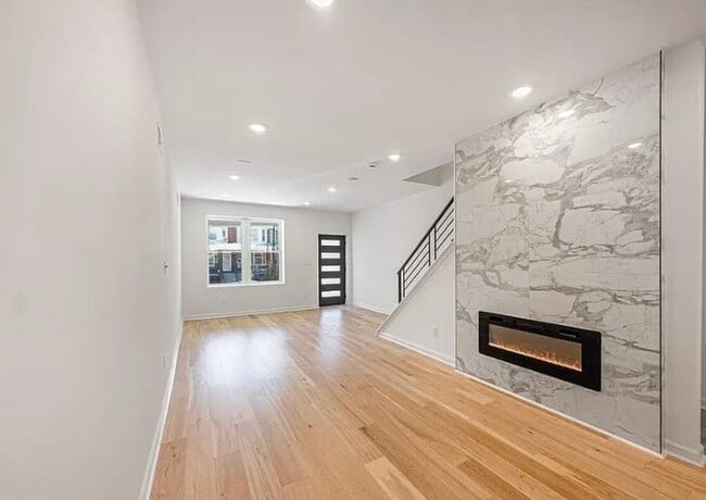 Photo - 6113 Webster St