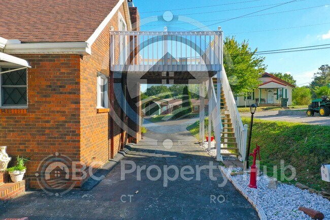 Photo - 305 E 3rd St