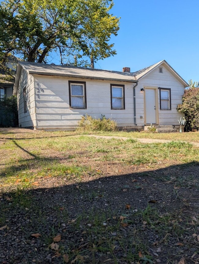 Building Photo - 921 5th St Unit 921 1/2 5th St