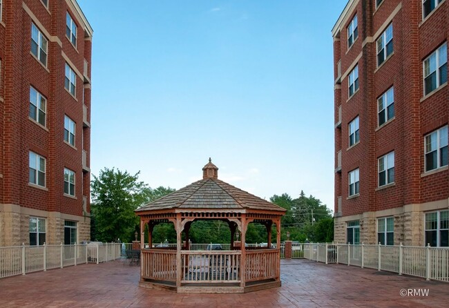Building Photo - 2 Itasca Rd Unit 420