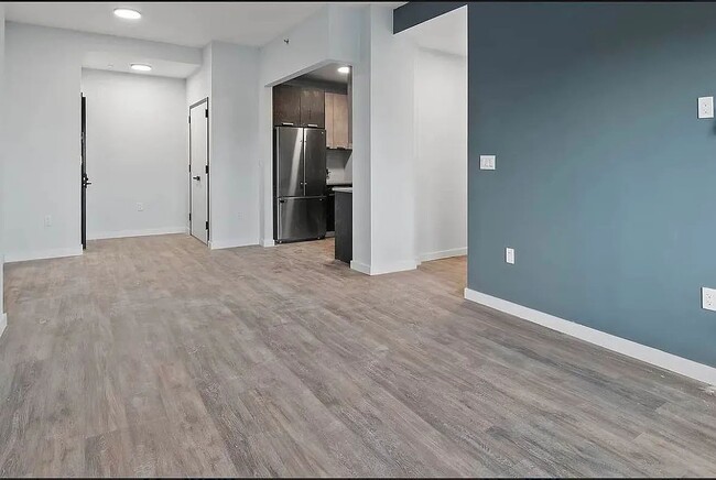 Building Photo - 2733 E 12th St Rental