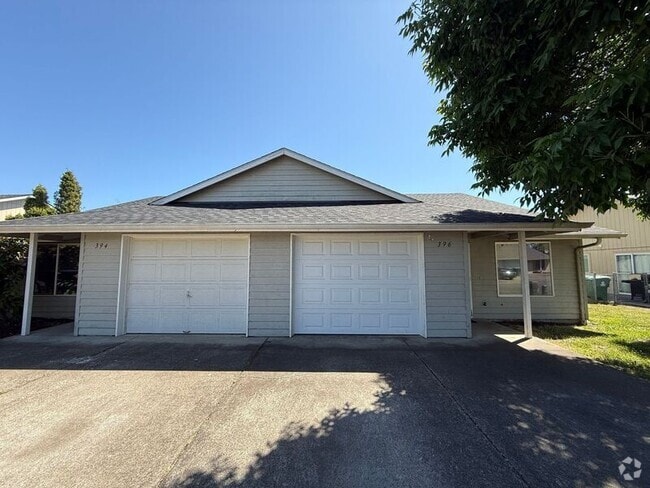 Building Photo - 396 Shamrock St Rental