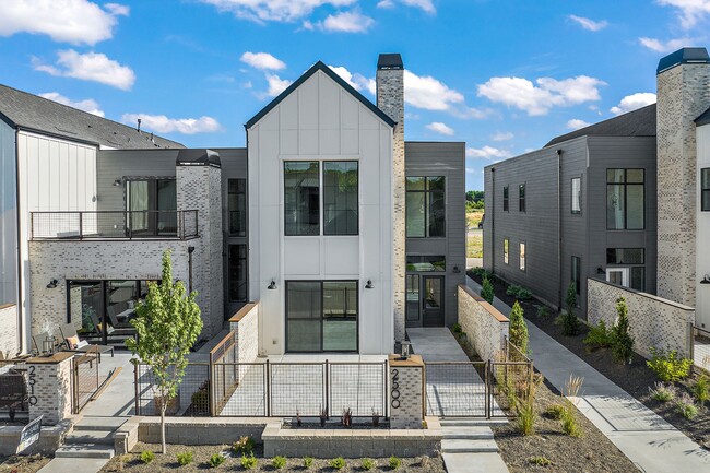 Photo - 2440 W Iron Coop St Townhome