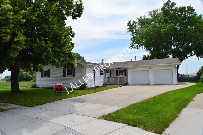 Building Photo - 2219 Sunset Ave