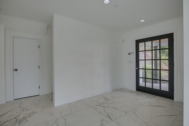 Photo - Stunning 5 Bedroom Juanita Bay Home For Rent!