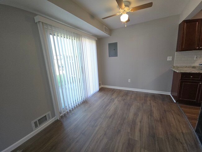 Comedor - Acceso al patio y ventilador de techo. - 41129 S Woodbury Green Dr