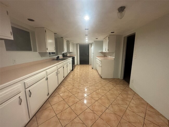 Building Photo - 297 Robinson St Unit 2