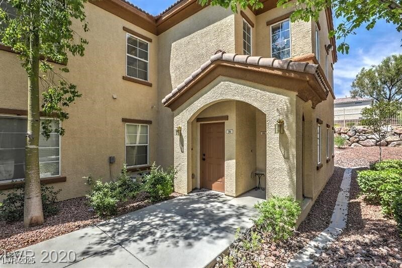 Photo - 3915 Legend Hills St Unidad 204 Rental
