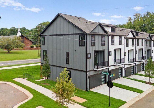 FREE RENT! Stunning 4 Bed | 3.5 Bath Luxury Townhome at The Towns at Rocky River