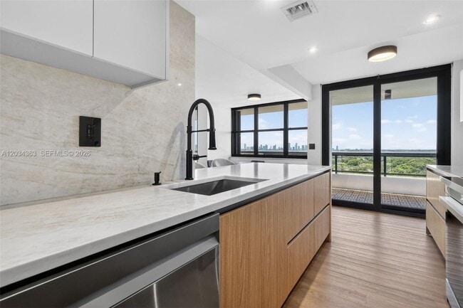 Photo - 2555 Collins Ave Unidad 1812