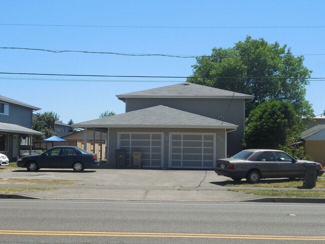Building Photo - 2 Bedroom Duplex ~ Close to 9th Street ~ S... Unit 570 NW Walnut Rental