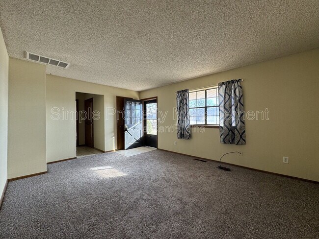 Photo - 2435 Clarke St