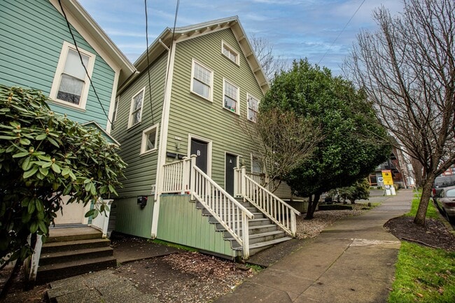 Photo - Beautiful 3 Bedroom Duplex Located in Goose Hollow!
