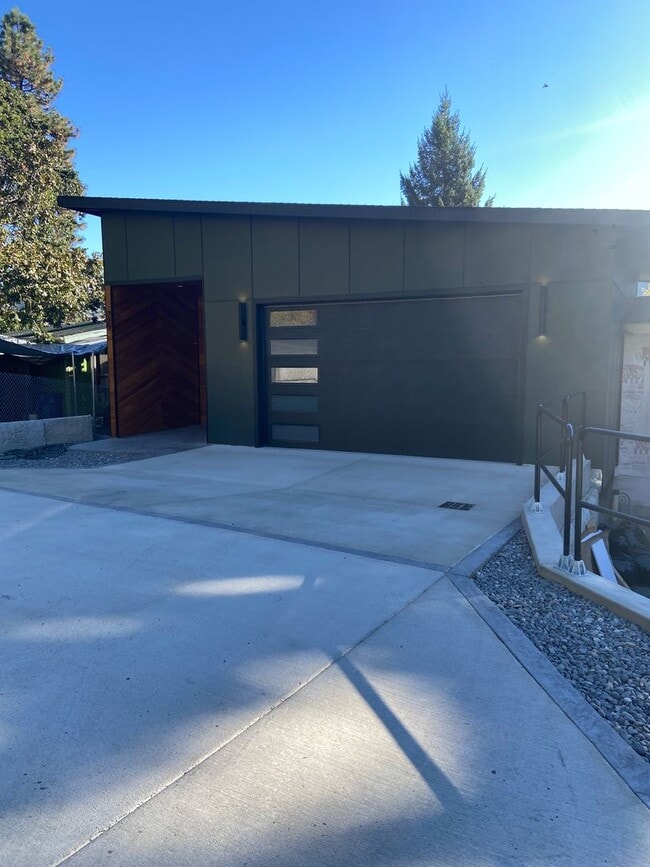 Building Photo - 3 Bedroom | 2.5 Bath Home in White Salmon