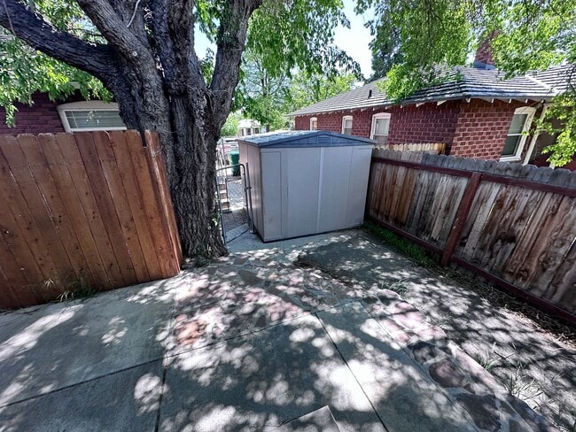Photo - 1037 Bell St
