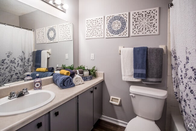 2 BR, 1.5 BA - 950SF