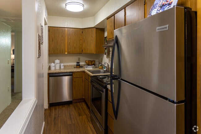 2BR, 2BA - 900 SF