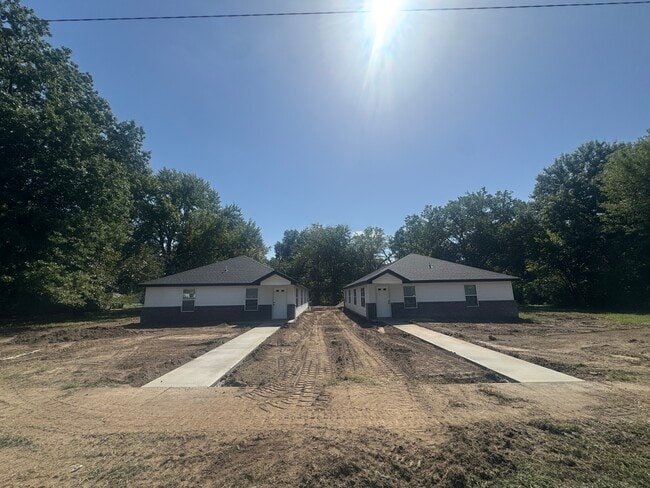 1018 E 10th St Unit 10th Street Duplexes