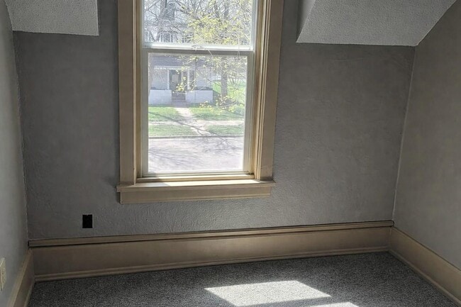 Photo - 326 2nd Ave NE