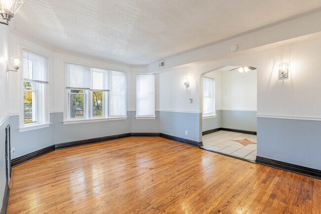 Photo - 2453 W 56th St