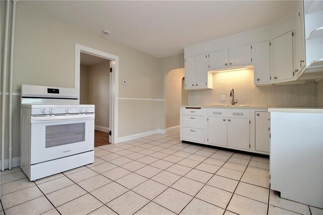 Photo - 143 Tower St