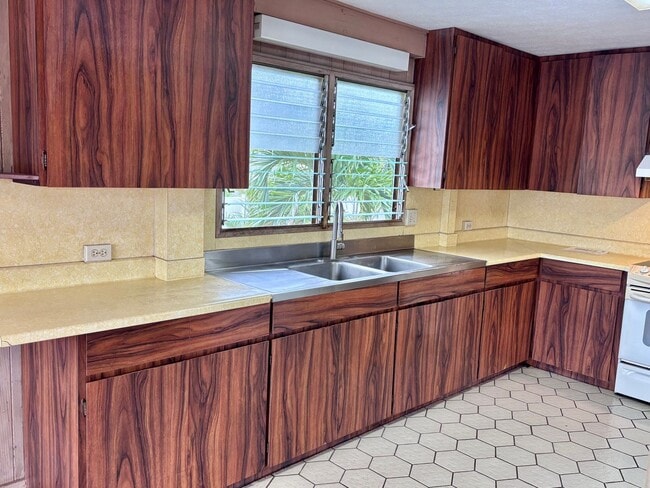 Building Photo - Available now | 3 Bedroom, 1.5 bath duplex with 2 tanden parking nested in Kaimuki