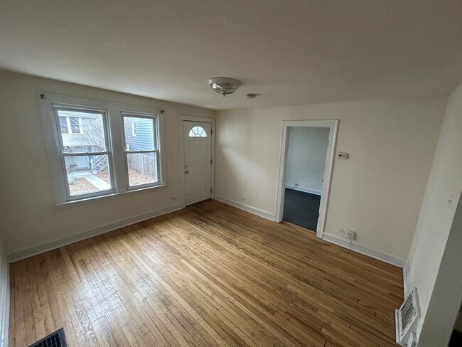 Photo - 4843 N Oakley Ave Unit R