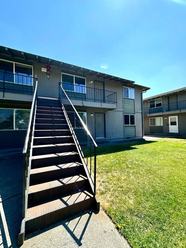 Building Photo - 1618 SW Lava Ave Unit L1618-11