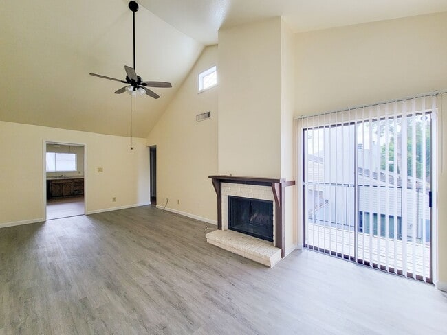 This stunning single-story upstairs unit o... - This stunning single-story upstairs unit o... Unidad 205