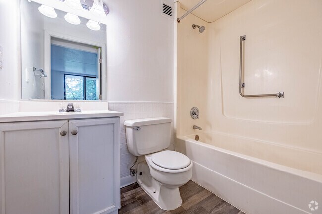 1BR, 1BA - 521SF - Primary Bathroom