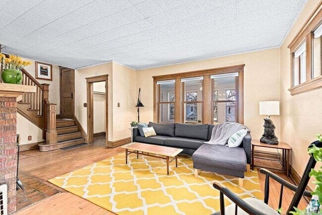 Building Photo - Available For A July/August 1st - 3 Bedroo... Rental
